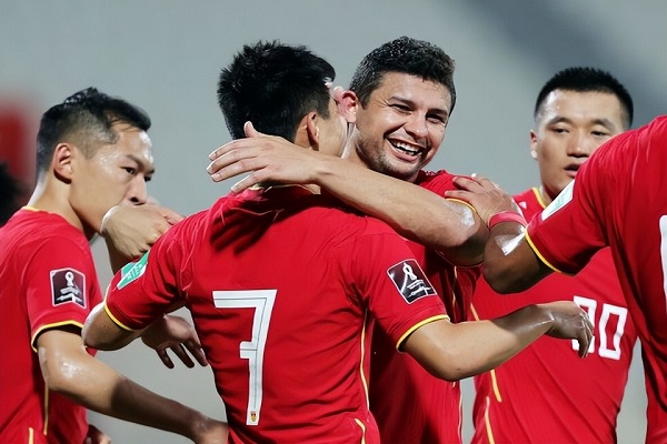 国足亚洲杯0-0塔吉克斯坦，国足进球争议判罚吹掉